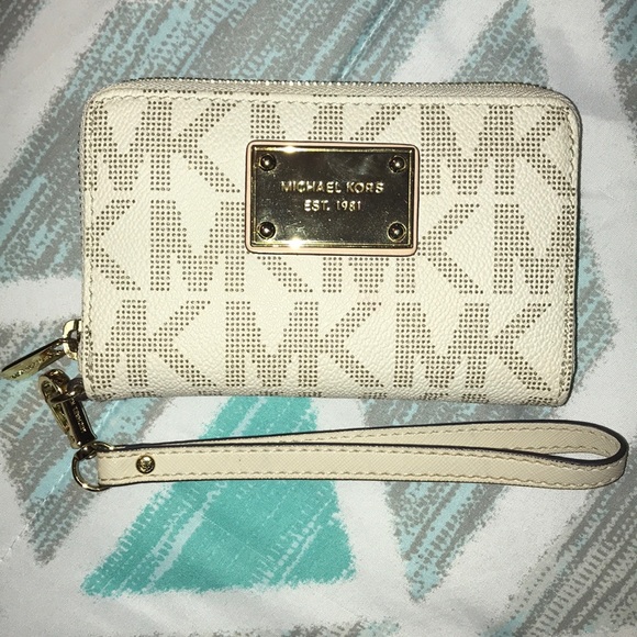 Michael Kors Handbags - AUTHENTIC MICHAEL KORS IPHONE 4 WRISTLET